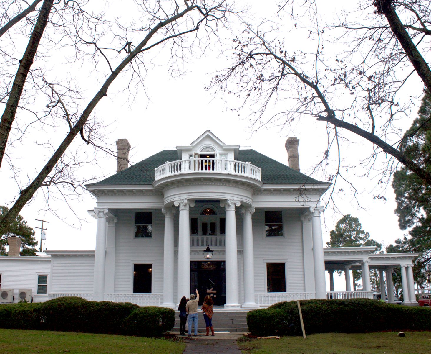 image of the River Forest manor's front porch